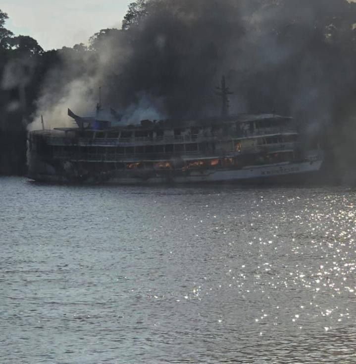 Barco é consumida pelas chamas no interior da região amazônica, resultando em pessoas feridas