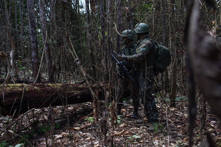 Militares do exército realizam patrulhamento terrestre da TI Yanomami. foto: Bruno Mancinelle