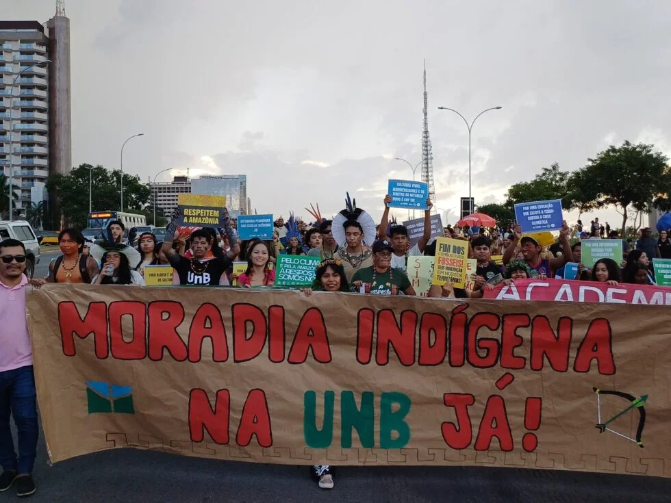 Estudantes indígenas da UnB marcaram presença na 2ª Marcha do ATL 2025 e reivindicaram moradia universitária digna: "Moradia Indígena na UnB já!"